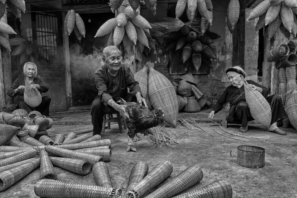 A_2 OPEN MONOCHROME_AW_01_Das_Sharmali___Busket Making 5087